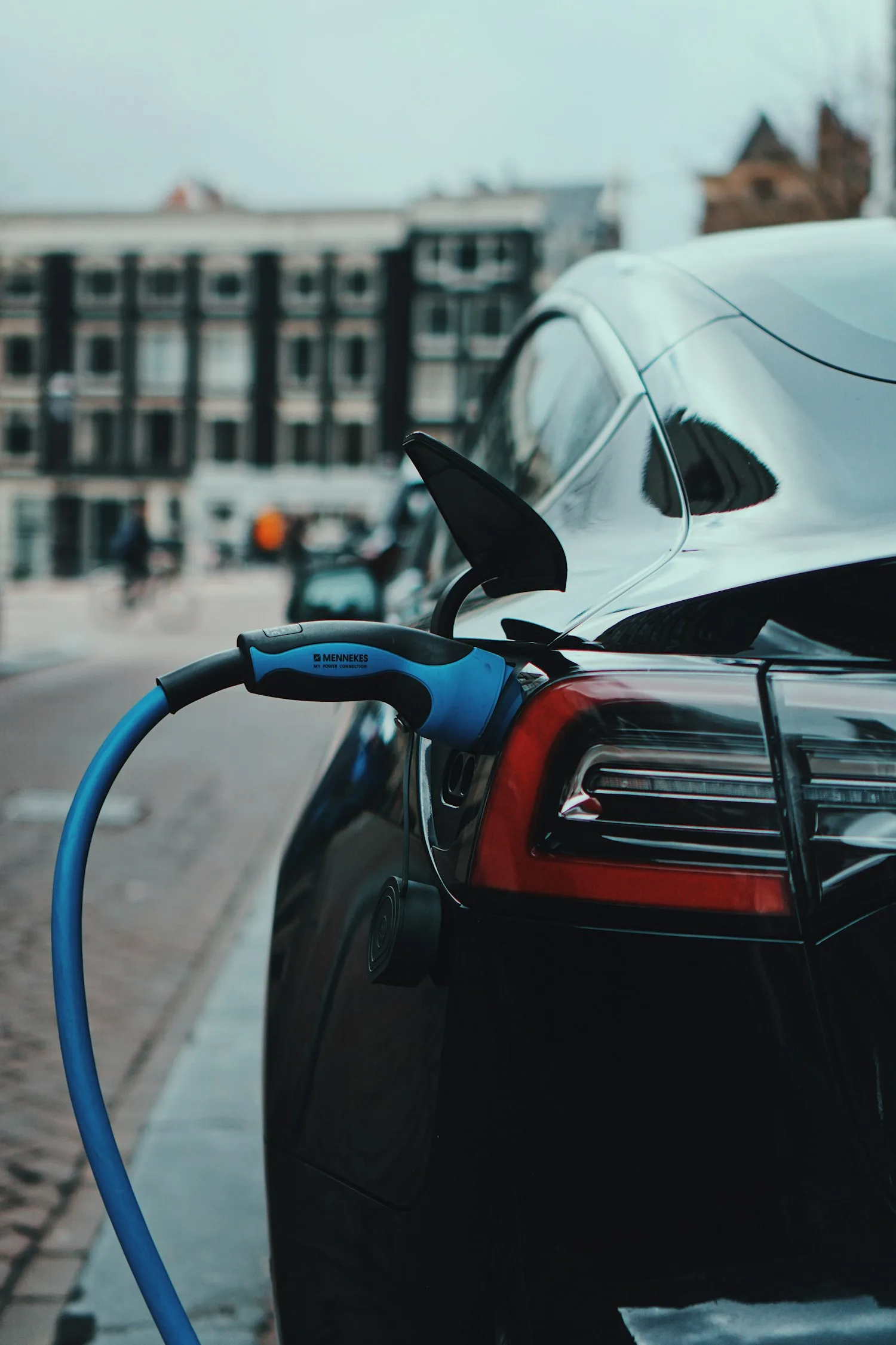 Vehículo eléctrico cargando con conector Tipo 2