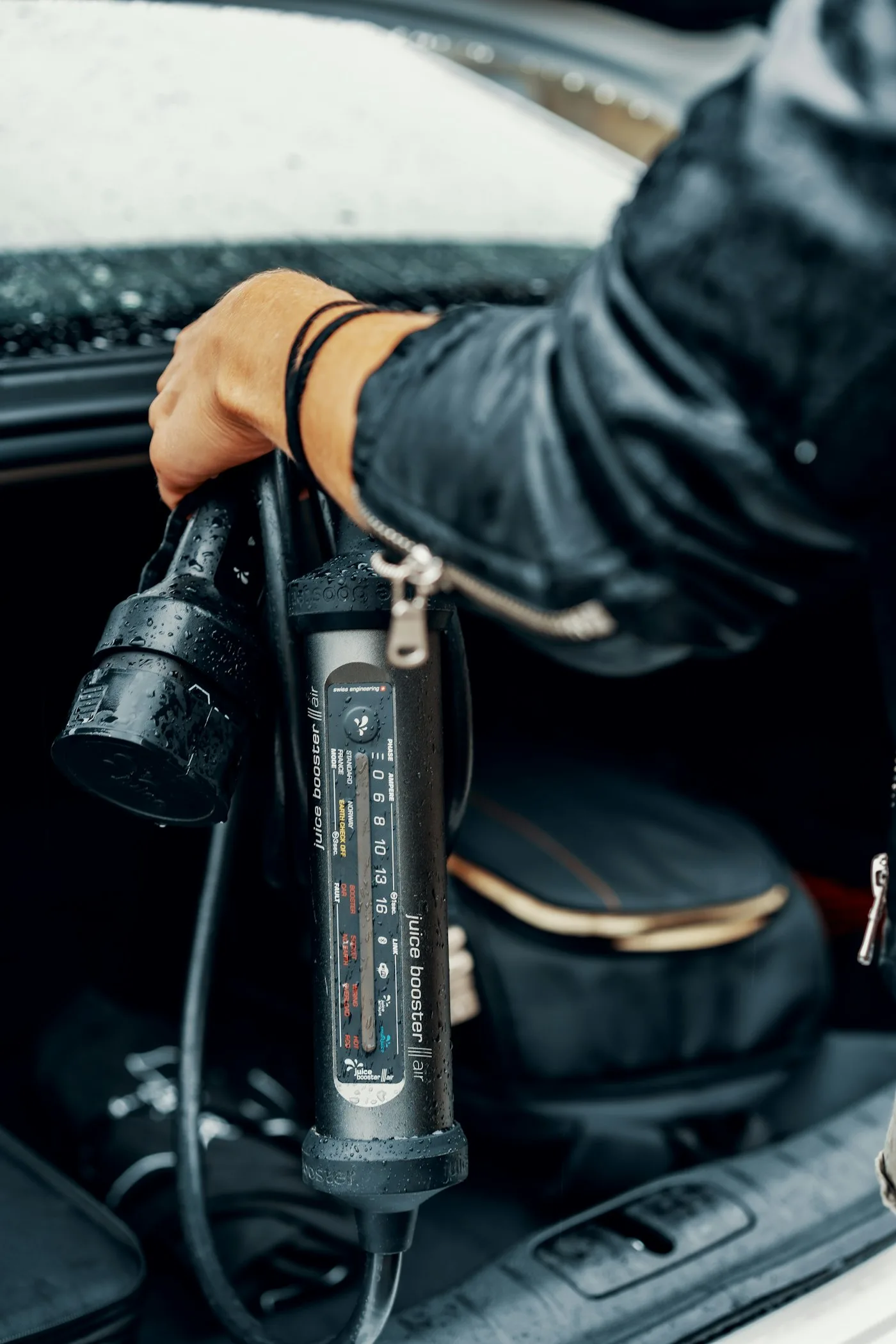 Cargador portátil para vehículo eléctrico guardado en el maletero